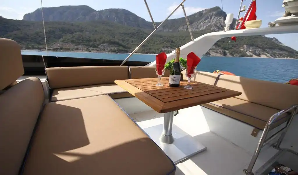 YACHT LUXURY LEGENDS
